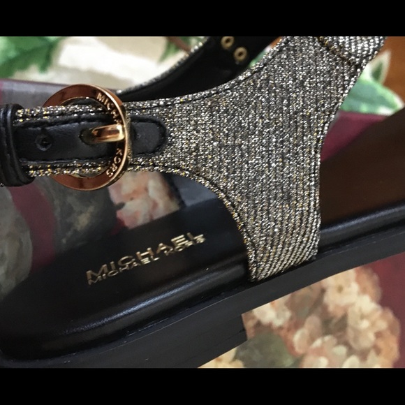 New Micheal Kors Plate Thong Sandals NWT 👠 - Picture 3 of 8